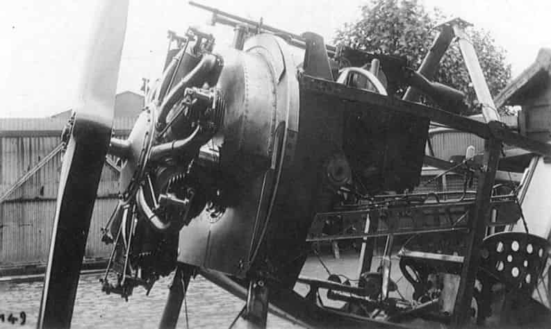 Опытная установка на самолете Ньюпор 11 пулемета «Льюис» (в первом варианте – с прикладом) для стрельбы сквозь диск винта с помощью синхронизатора Alkan
